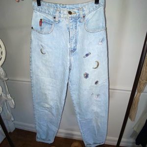 High waisted, light wash, vintage lei jeans!